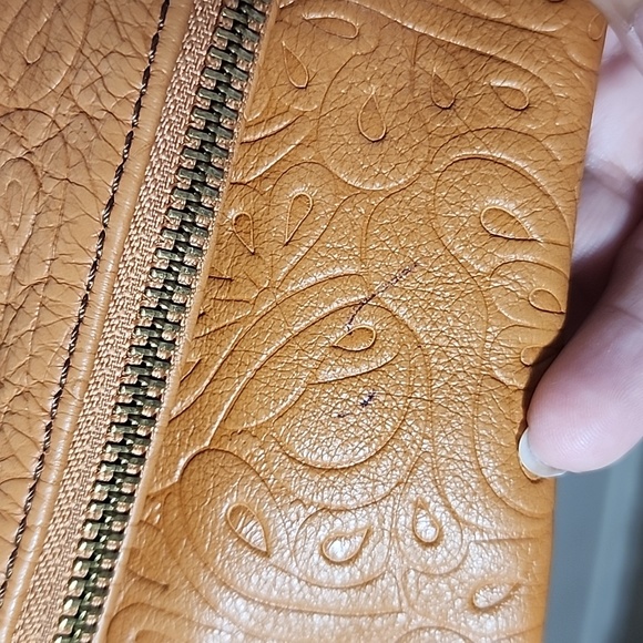 Floral etched fold over crossbody yellow/tan purse - Picture 3 of 12